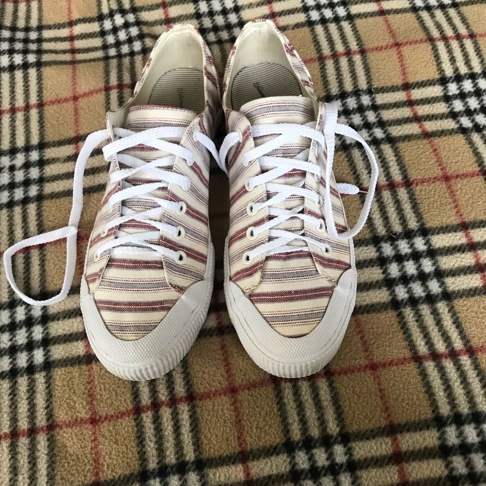 Universal thread shoes size 10 - Picture 3 of 5